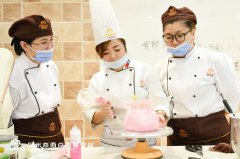 低学籍的女生适合学烘焙吗?