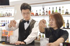 学调酒自学好吗?还是去实体店或者培训学校学习?
