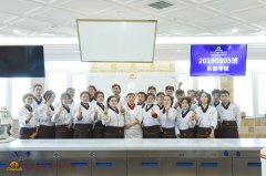 学西点，是去学校学习还是去店铺当学徒？