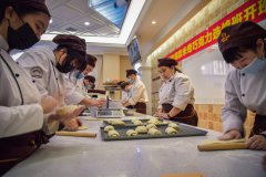 学烘焙是去学校比较好还是店里?